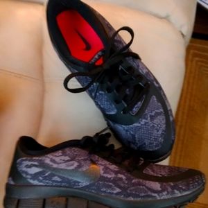 WOMENS NWOT NIKE SHOES SIZE 6 1/2